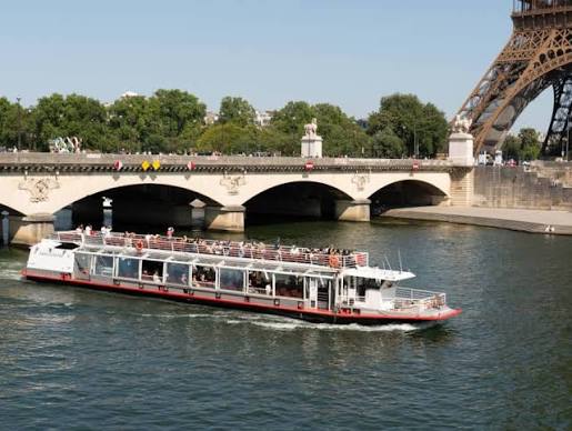 Sightseeing Cruise On The Seine in Paris